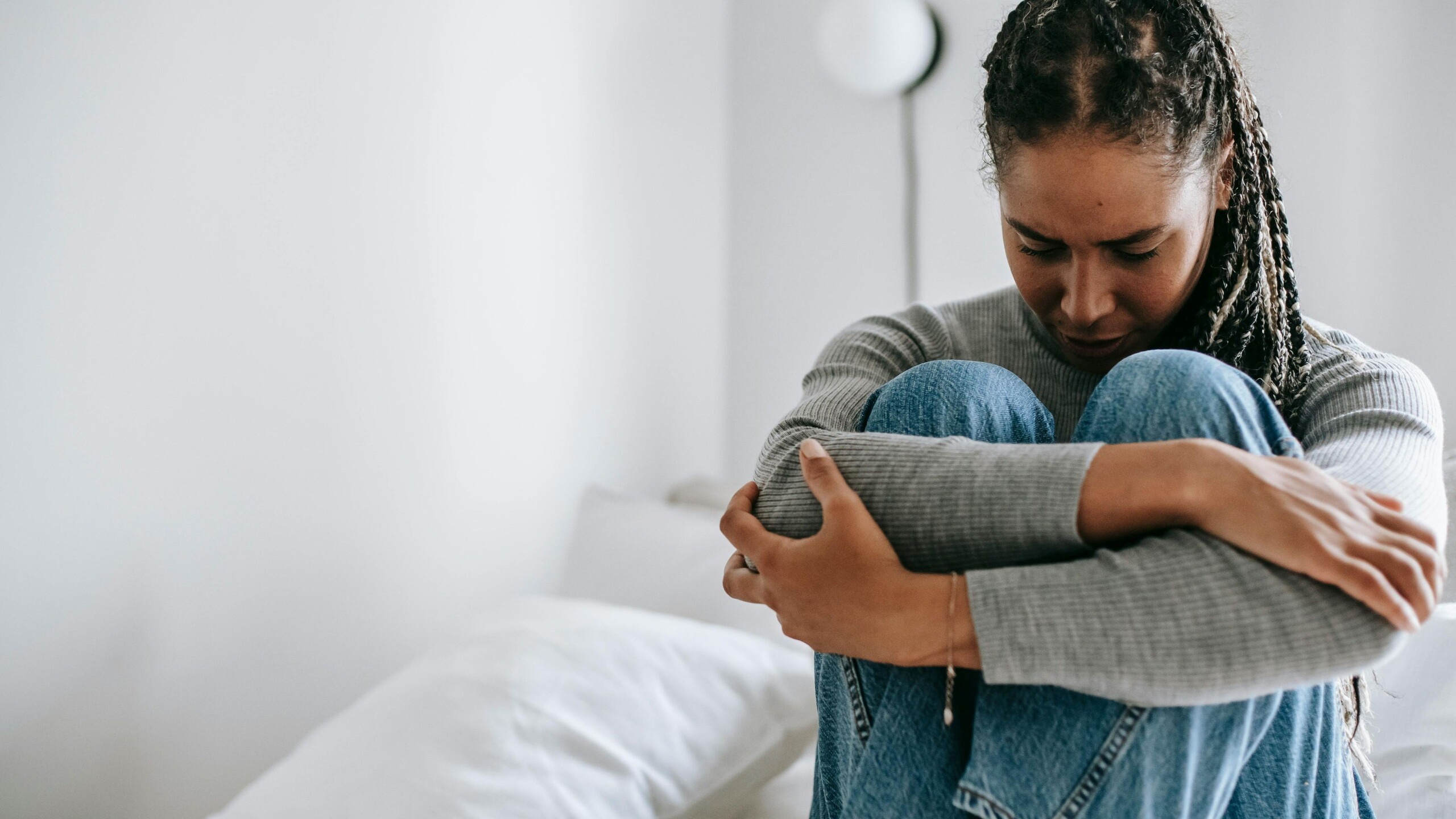 Meisje kijkt zorgelijk in slaapkamer